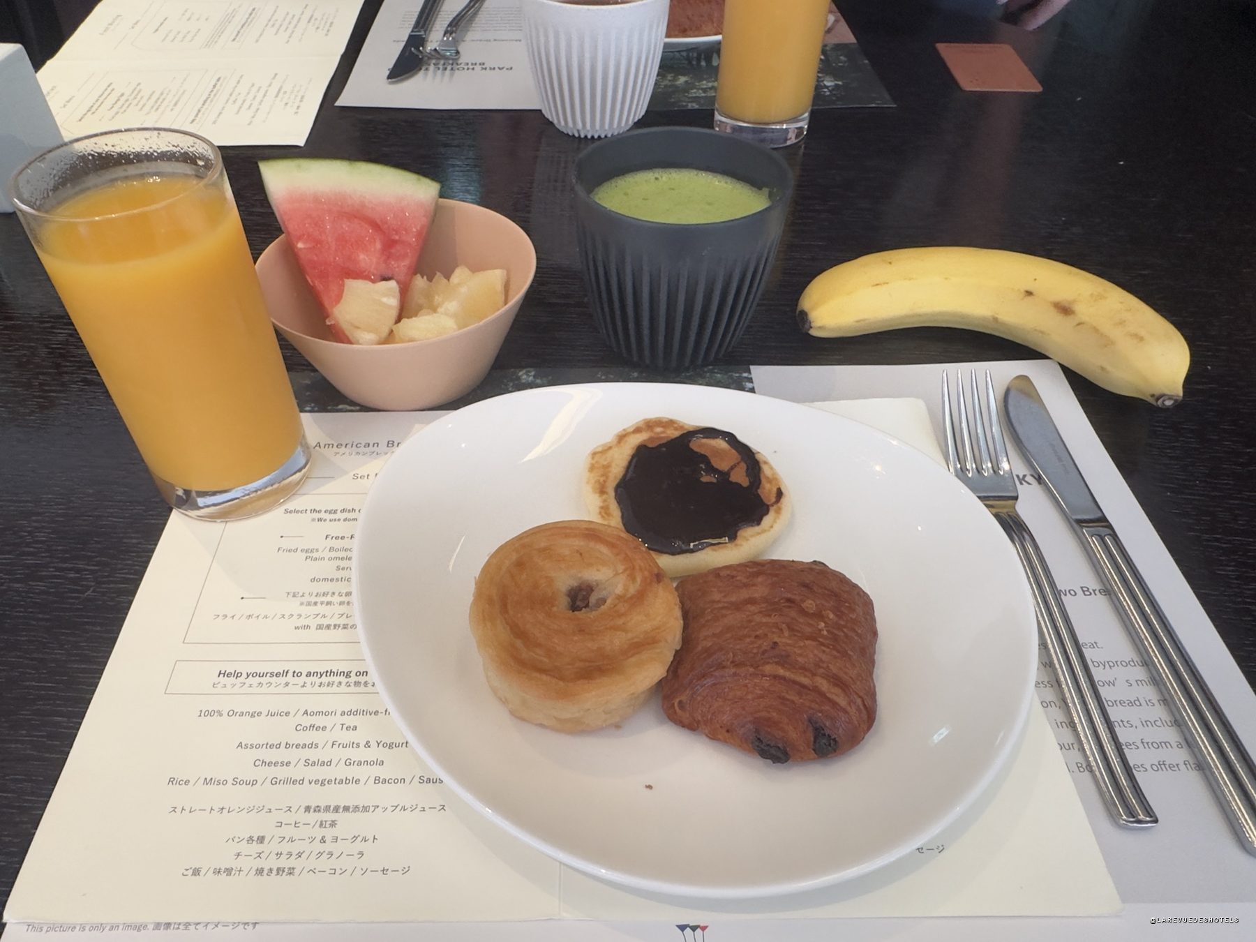 Le petit-déjeuner du Park Hotel Tokyo avec un matcha chaud