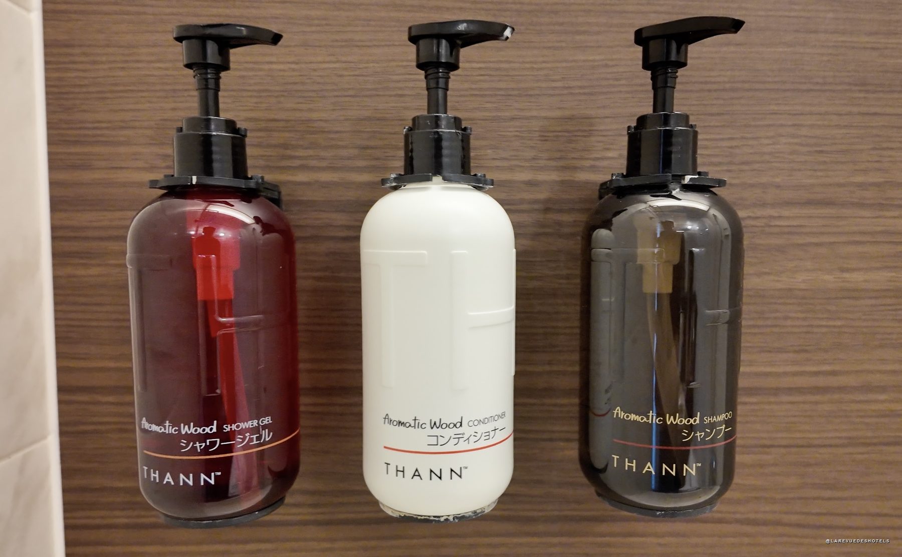 Les produits de bain THANN mis à disposition dans la chambre du Park Hotel Tokyo