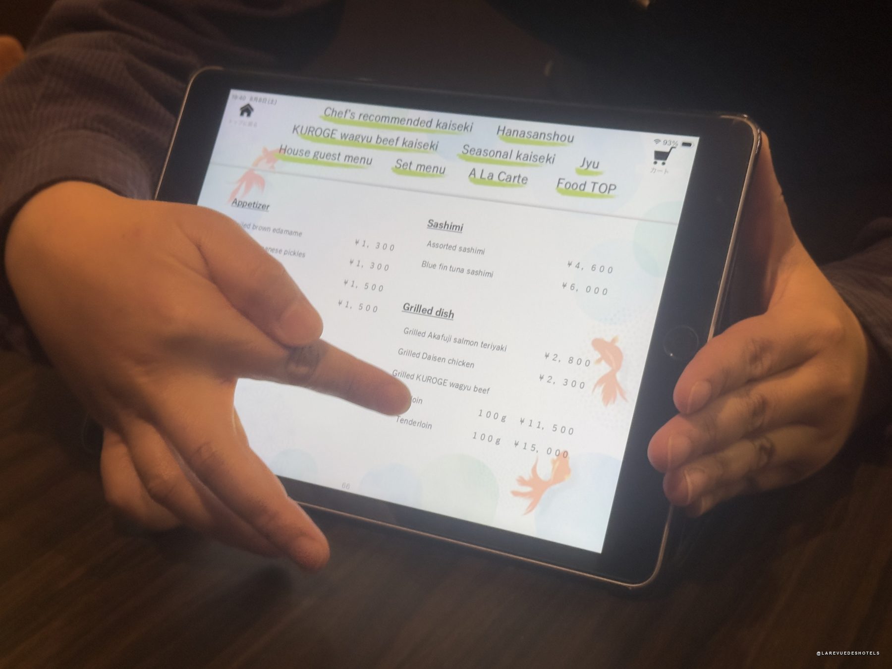 La commande sur iPad au restaurant japonais Hanasanshou du Park Hotel Tokyo
