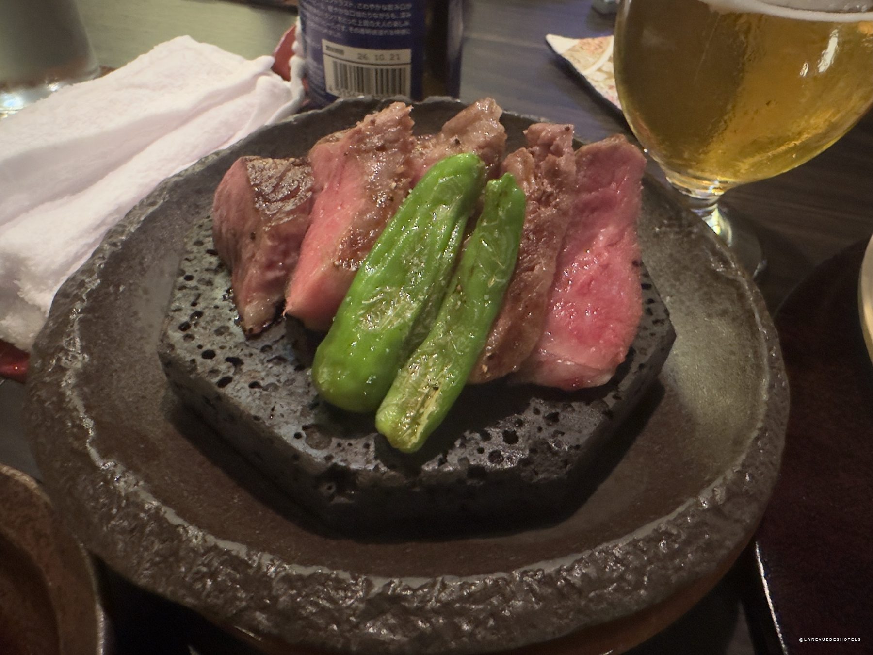 Un plat de viande japonaise au restaurant du Park Hotel Tokyo