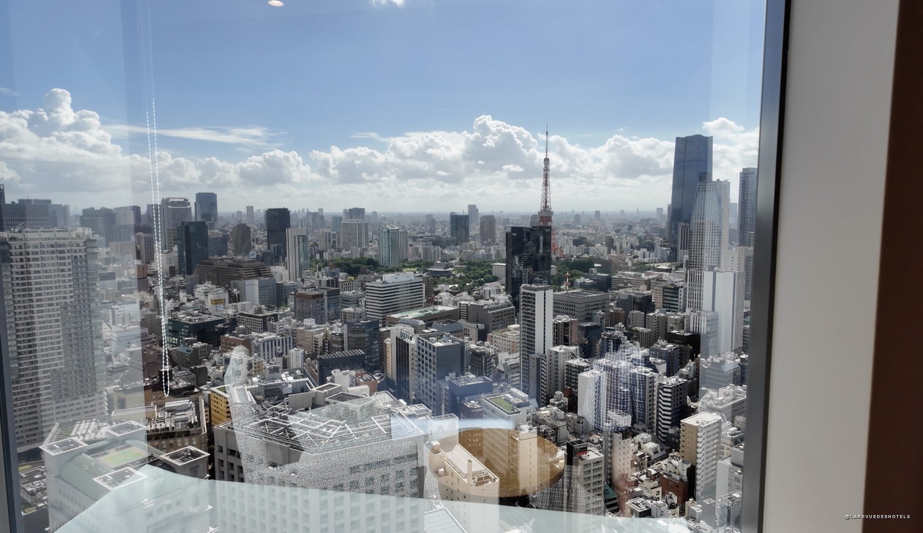 La skyline de Tokyo vue depuis la fenêtre de la chambre du Park Hotel Tokyo