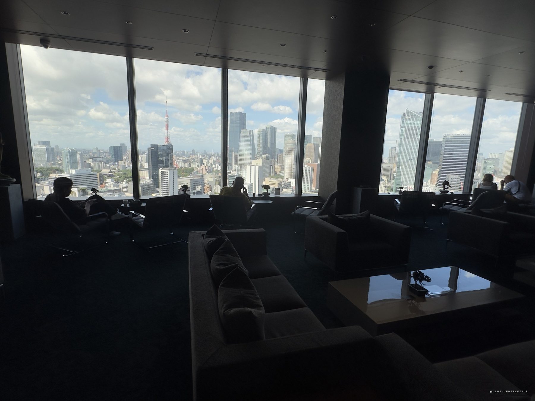 La vue sur la Tokyo Tower et la skyline depuis le hall du Park Hotel Tokyo