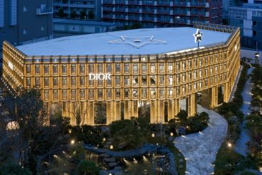 Vue aérienne du pavillon de bambou Dior illuminé à la nuit tombée, à Daikanyama, Tokyo