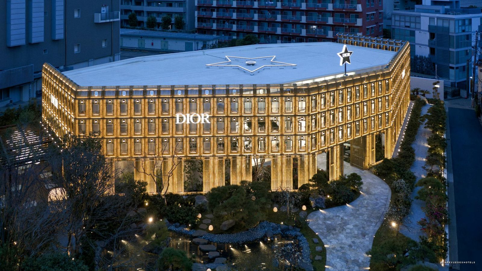Vue aérienne du pavillon de bambou Dior illuminé à la nuit tombée, à Daikanyama, Tokyo