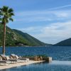 La piscine à débordement du Mövenpick Teuta Kotor Bay, face à la baie de Kotor