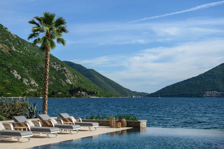 La piscine à débordement du Mövenpick Teuta Kotor Bay, face à la baie de Kotor
