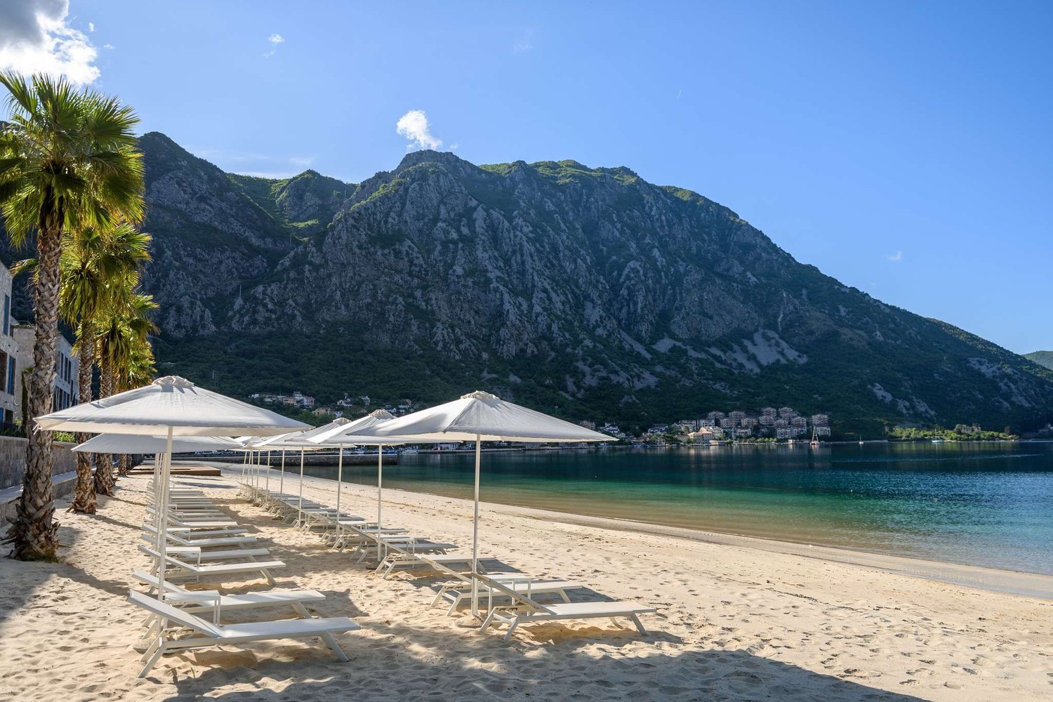 La plage privée de l'hôtel à Risan, au pied des montagnes de la baie de Kotor