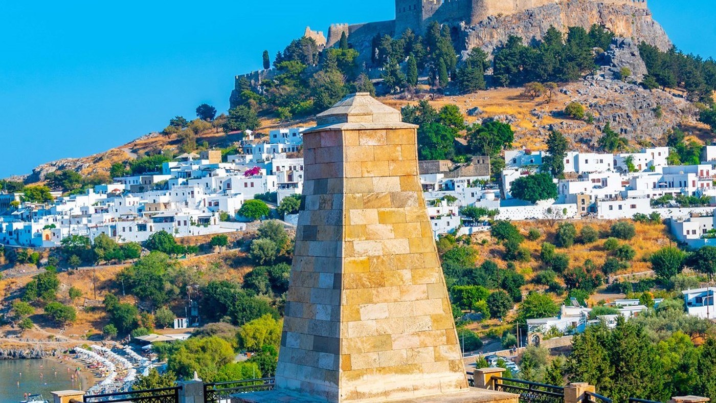 L'acropole de Lindos domine le village blanc, sur la côte est de Rhodes