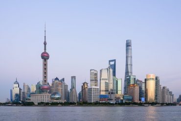 La skyline de Lujiazui vue depuis le Bund, a Shanghai, au crepuscule