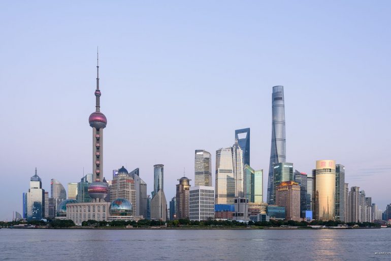 La skyline de Lujiazui vue depuis le Bund, a Shanghai, au crepuscule