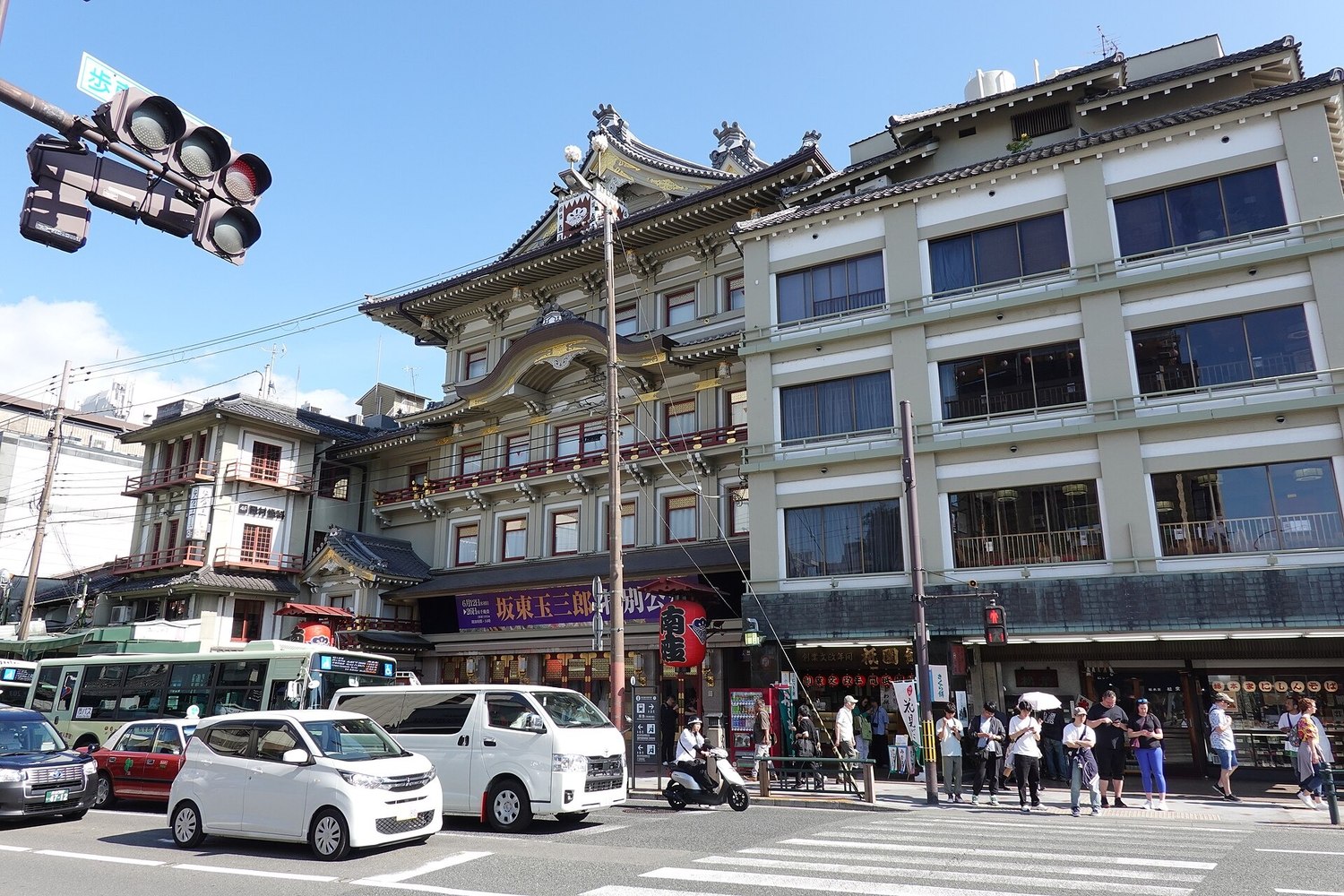 La rue Shijō, dans le quartier de Gion à Kyoto