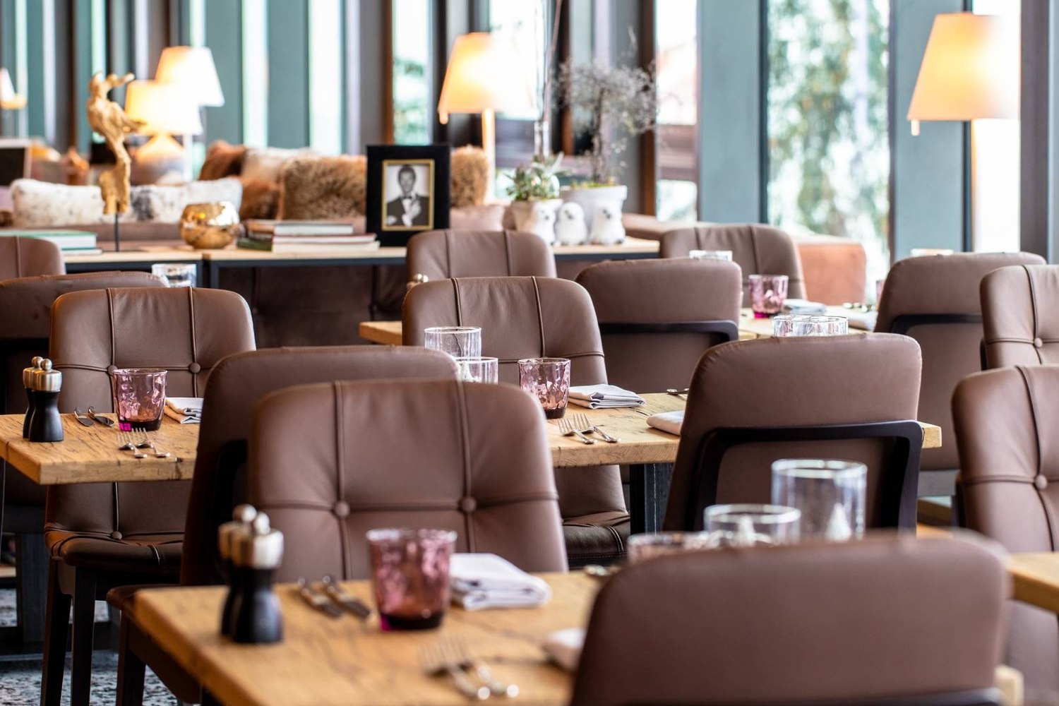 La salle de restaurant du Crans Ambassador, ouverte sur la montagne