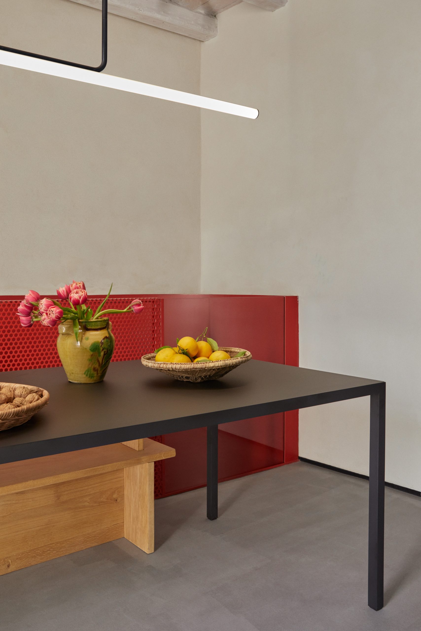 La table de la maison à un euro de Sambuca, panneau rouge et enduit à la chaux