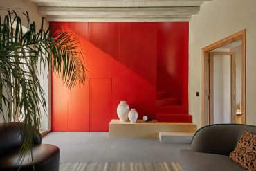 L'escalier d'acier rouge de la maison à un euro de Sambuca di Sicilia