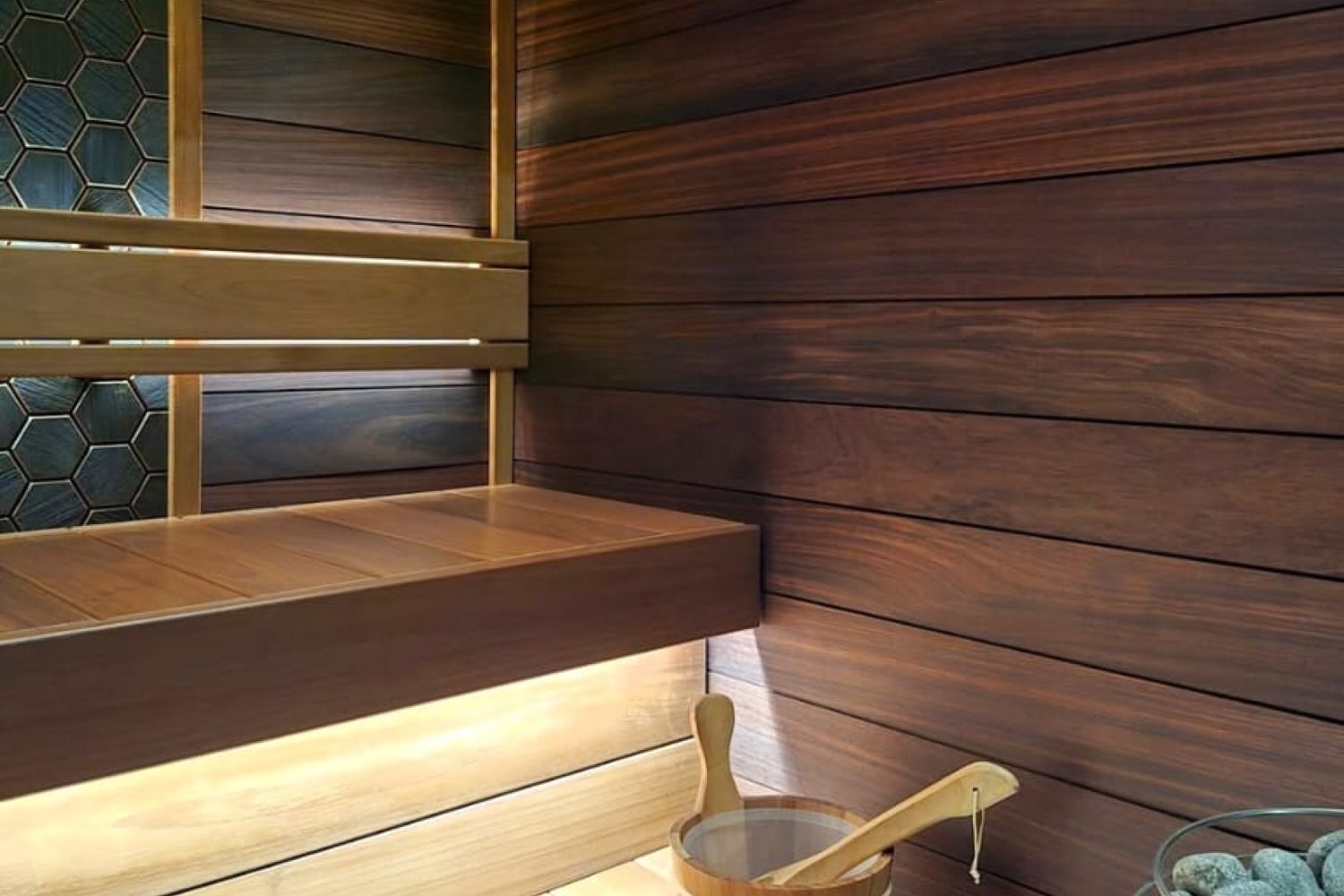 Le sauna de Reykjaböð, en bois clair, avec son seau et son puisoir