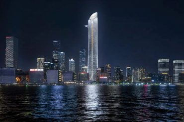 La tour du Shanghai North Bund Center illuminee la nuit au-dessus du Huangpu