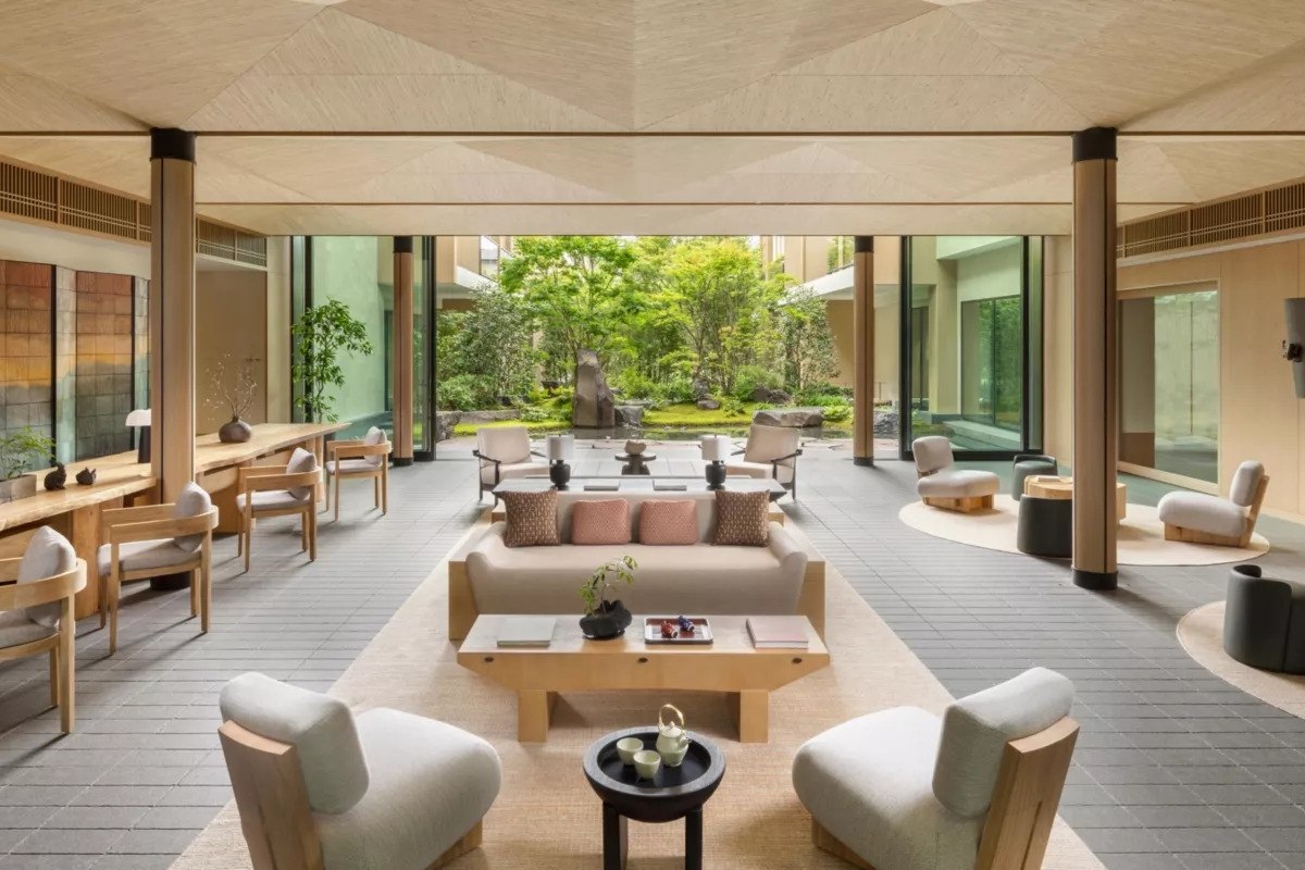 Le salon du Six Senses Kyoto, ouvert sur son jardin