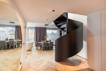 La suite Signature de l'hôtel Maximilian's à Augsbourg et son escalier hélicoïdal noir