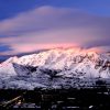 Le mont Timpanogos enneigé au coucher du soleil, la montagne sur laquelle s’étend le domaine de Sundance, dans l’Utah