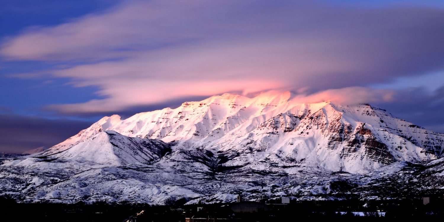 Le mont Timpanogos enneigé au coucher du soleil, la montagne sur laquelle s’étend le domaine de Sundance, dans l’Utah