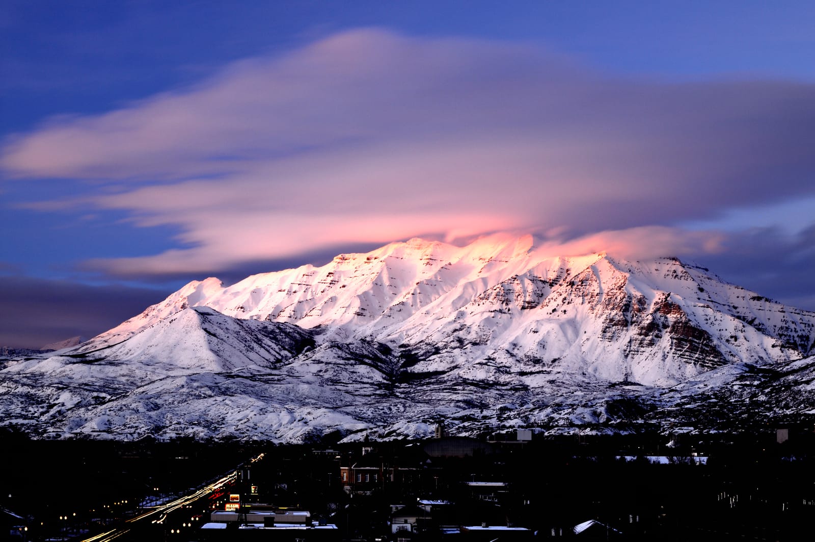 Le mont Timpanogos enneigé au coucher du soleil, la montagne sur laquelle s’étend le domaine de Sundance, dans l’Utah