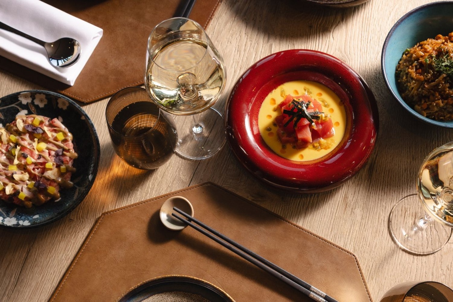 Une table dressée au Crans Ambassador, entre spécialités et vins du Valais