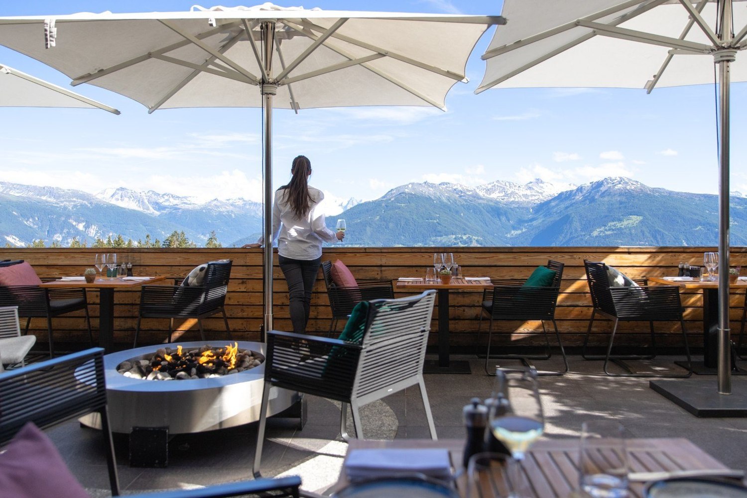 La terrasse et ses parasols au Crans Ambassador, face au panorama alpin