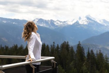 La vue sur les Alpes valaisannes depuis une terrasse du Crans Ambassador
