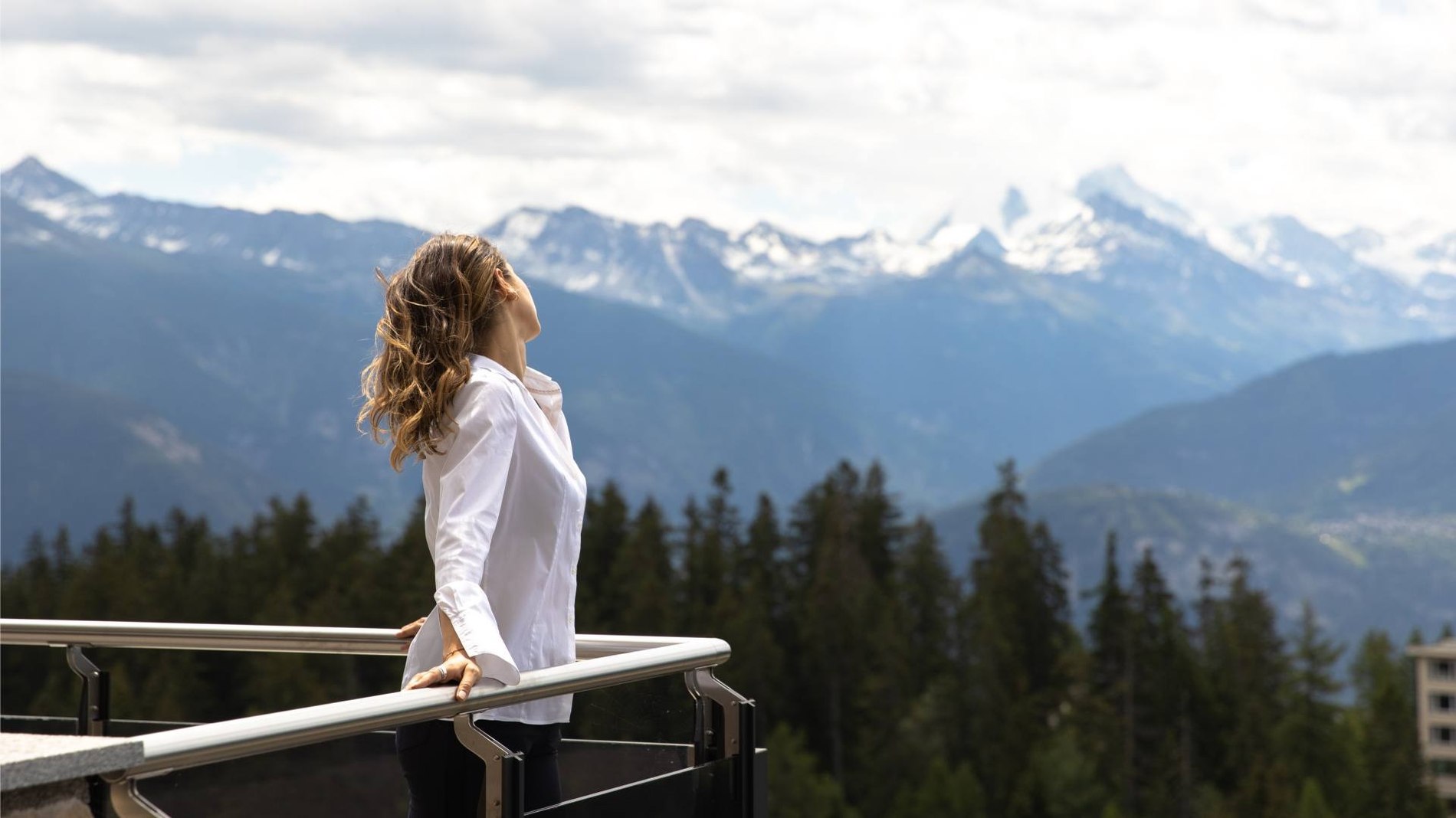 La vue sur les Alpes valaisannes depuis une terrasse du Crans Ambassador