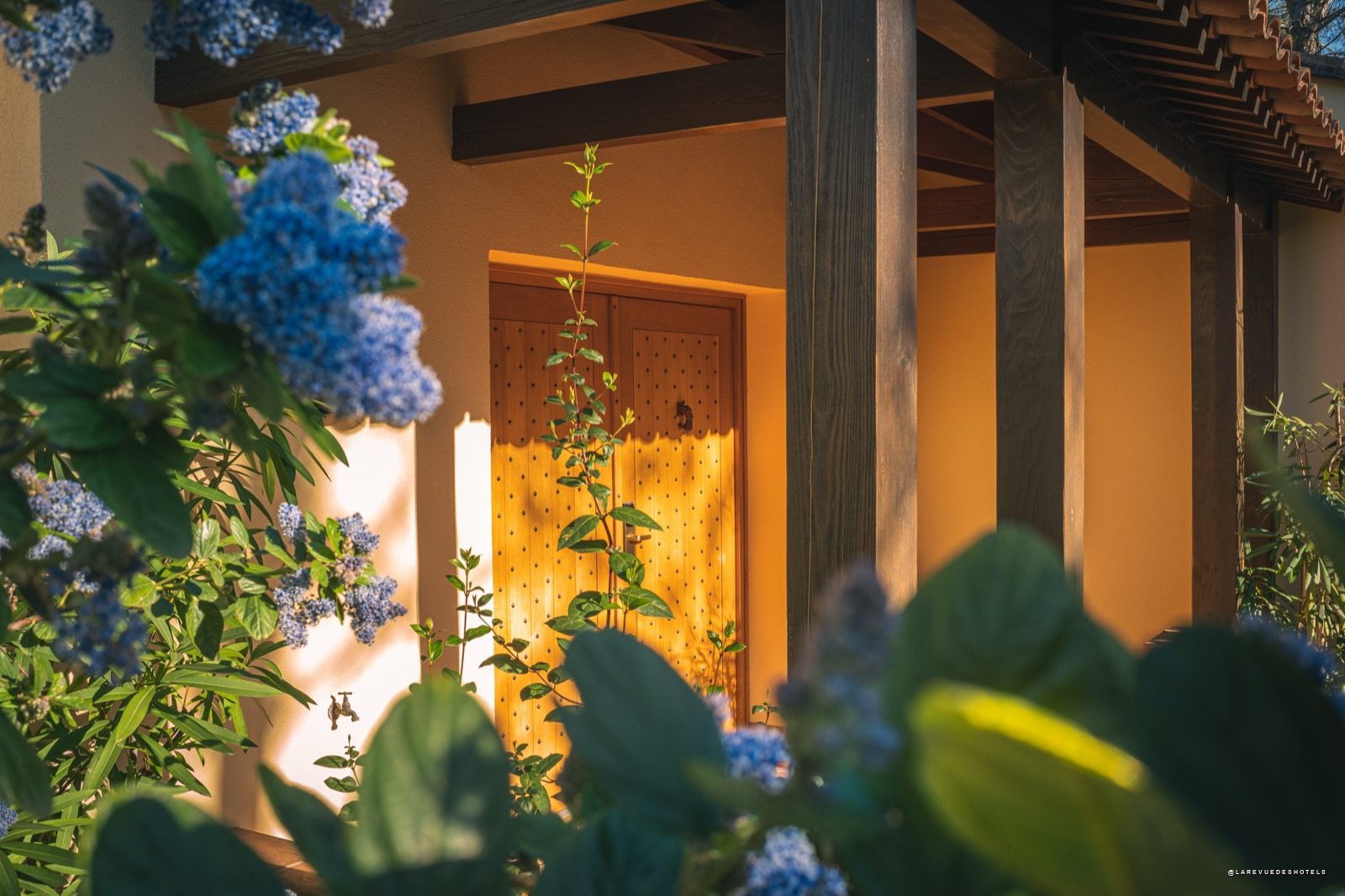 Les allées entre les suites et villas du domaine Terre Blanche, dans le haut Var