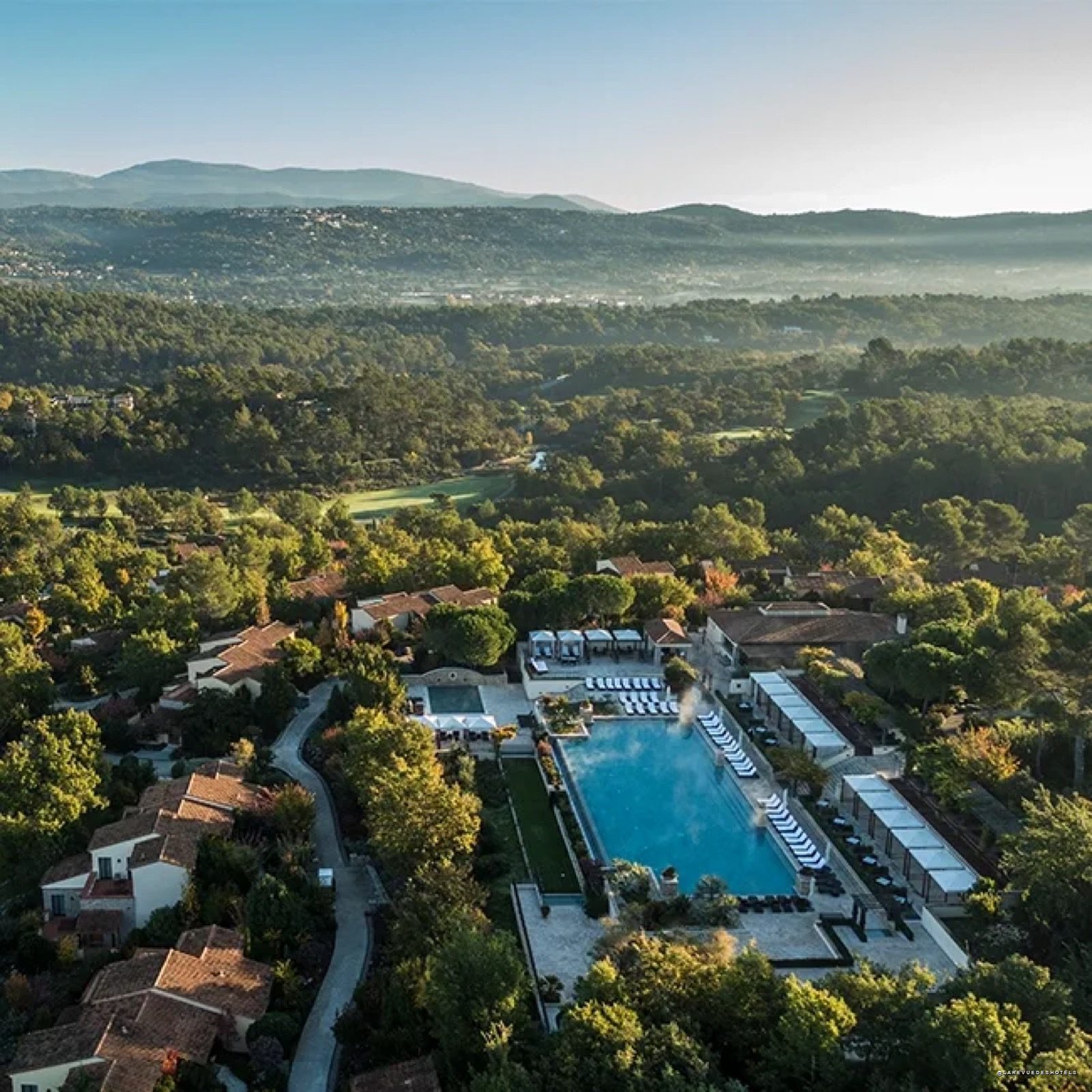 Vue aérienne du domaine Terre Blanche à Tourrettes, resort spa et golf du Var