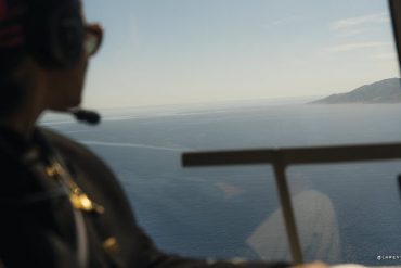 Vue depuis un hélicoptère sur une côte, visuel officiel de la campagne The Luxury Collection Expeditions