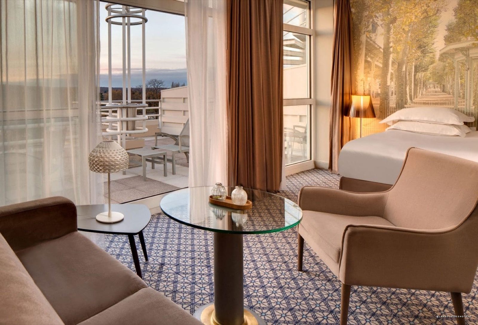 Une chambre avec terrasse du Célestins Spa Thermal & Hôtel, à Vichy en Auvergne