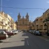La place Misrah ir-Repubblika a Zurrieq, a Malte, fermee par l eglise paroissiale Sainte-Catherine