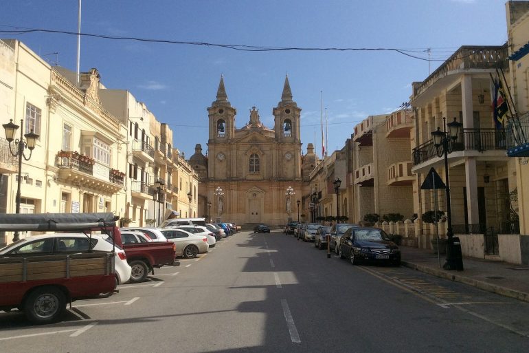 La place Misrah ir-Repubblika a Zurrieq, a Malte, fermee par l eglise paroissiale Sainte-Catherine