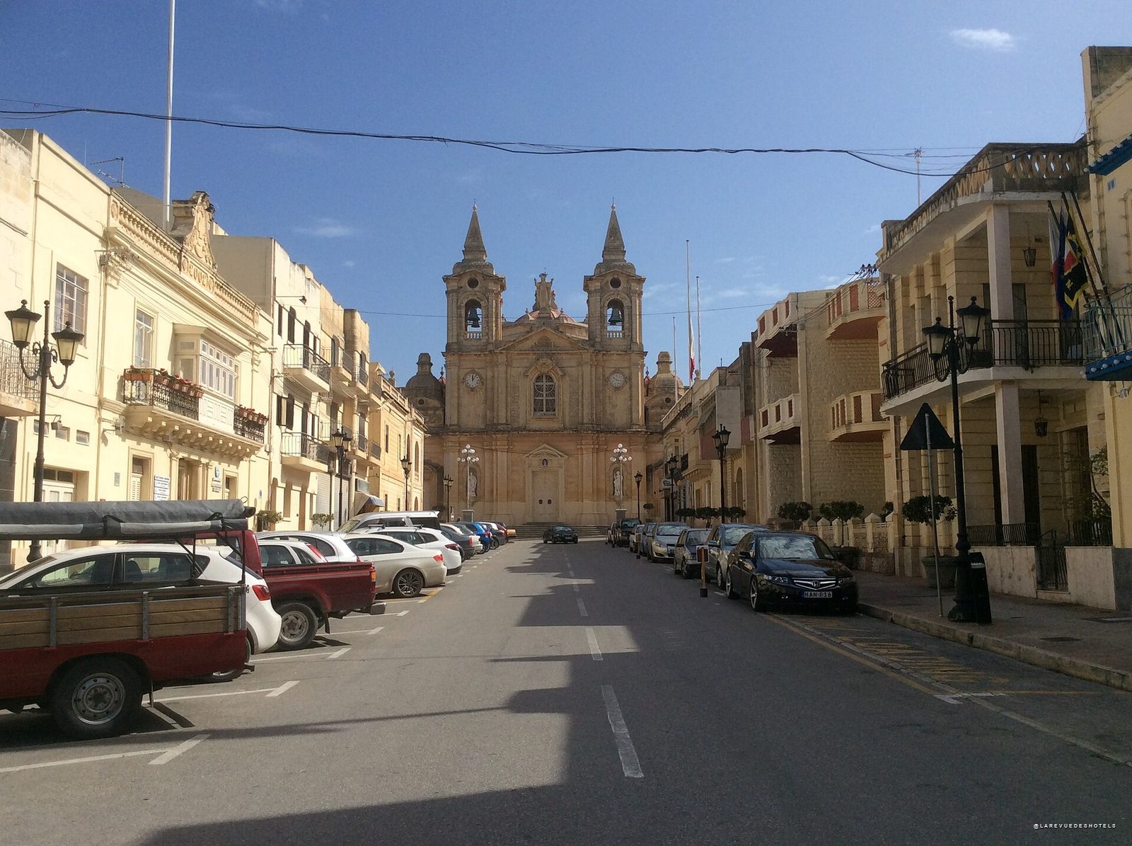 La place Misrah ir-Repubblika a Zurrieq, a Malte, fermee par l eglise paroissiale Sainte-Catherine