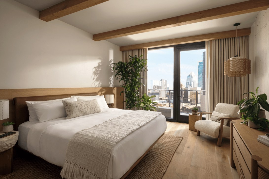 Chambre du 1 Hotel Austin avec vue sur la skyline depuis la tour Waterline