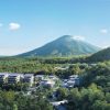 Vue aérienne du domaine de Hanazono à Niseko, face au mont Yotei, où s'élèveront les treize villas Park Hyatt