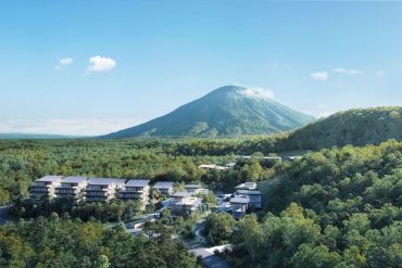 Vue aérienne du domaine de Hanazono à Niseko, face au mont Yotei, où s'élèveront les treize villas Park Hyatt