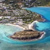 Vue aérienne du resort Le Guanahani à Saint-Barthélemy, cottages sur la péninsule entre la baie de Marigot et le lagon du Grand Cul-de-Sac