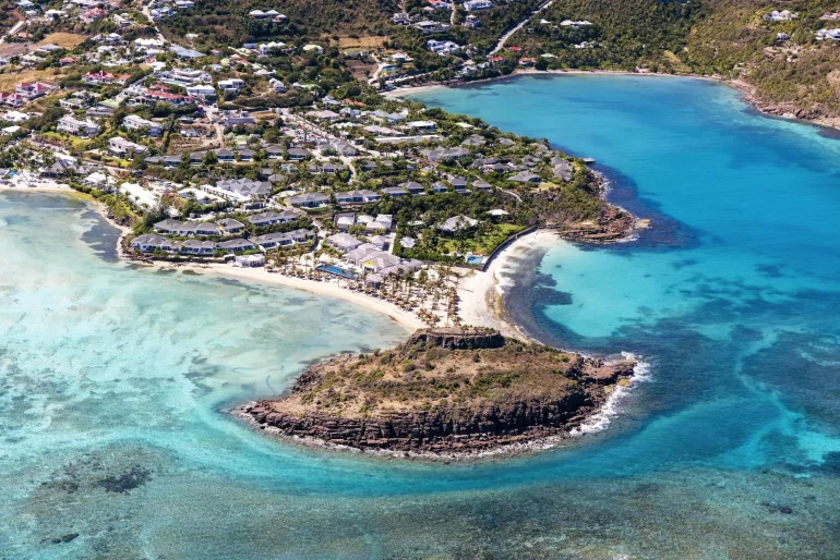 Vue aérienne du resort Le Guanahani à Saint-Barthélemy, cottages sur la péninsule entre la baie de Marigot et le lagon du Grand Cul-de-Sac