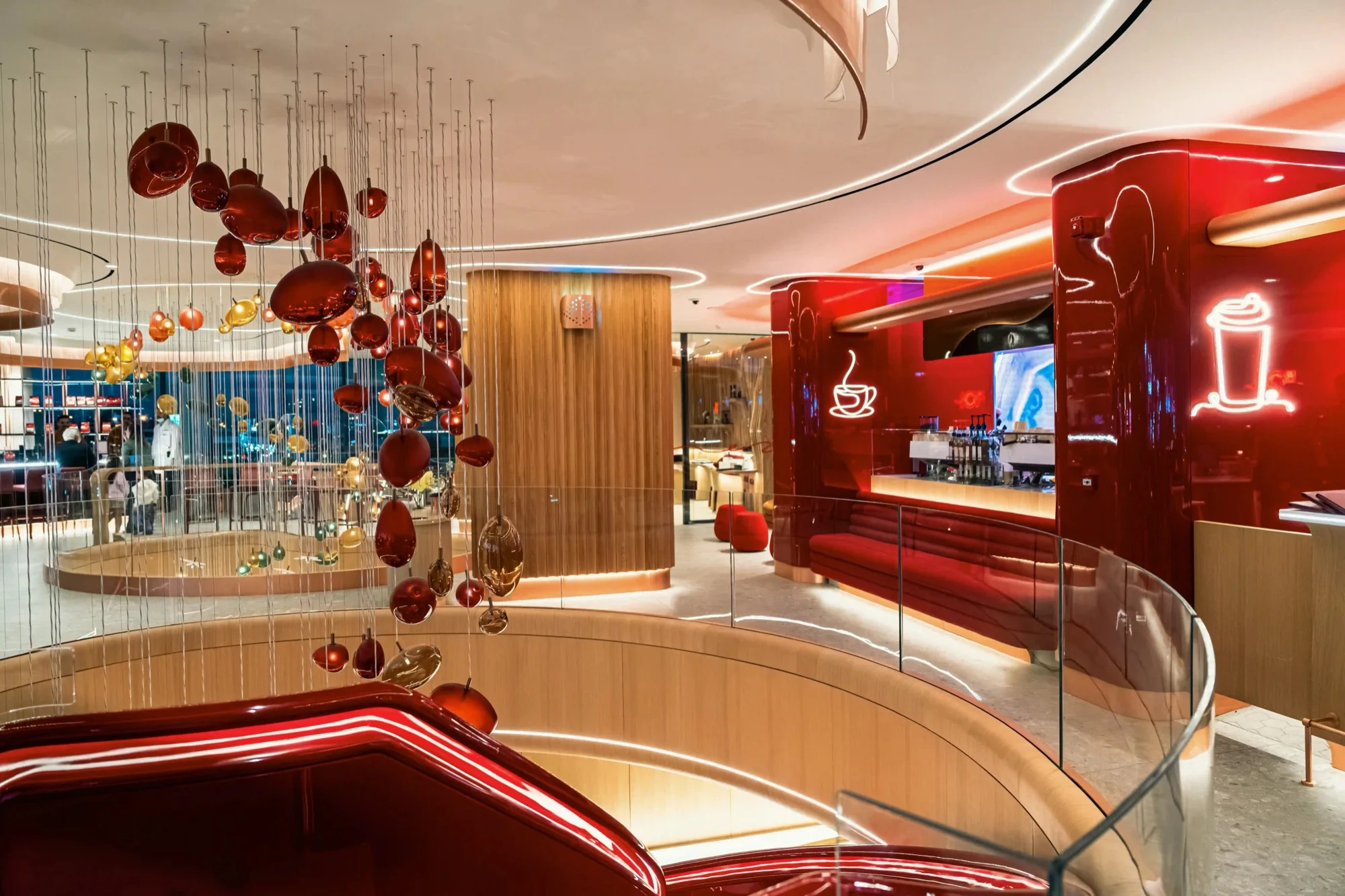 Atrium de l'Al Ameed Coffee Experience a Amman, bar rouge laque et suspensions de verre souffle