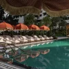 La piscine rénovée de l'Anantara Siam Bangkok, transats et parasols orange