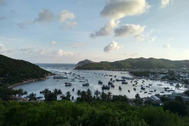 La baie de Vinh Hy au Vietnam, son village de pêcheurs et ses collines