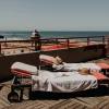 Transats sur le toit-terrasse du Baya Hôtel à Capbreton, face à la plage et à l'océan Atlantique