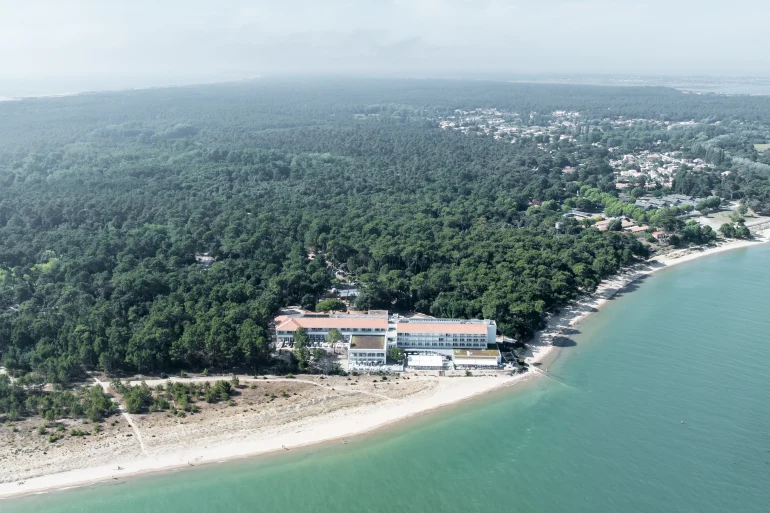Vue aérienne du Bel Hôtel Oléron Thalasso & Spa, MGallery, entre la forêt et la plage de Gatseau, à Saint-Trojan-les-Bains