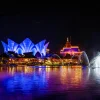 La lagune du parc BON illuminée la nuit, avec le théâtre en pétales du Cirque du Soleil LUDÕ à VidantaWorld