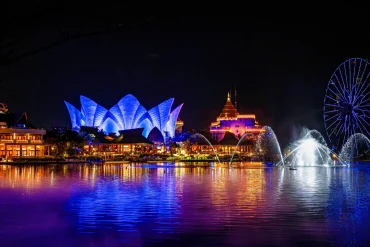 La lagune du parc BON illuminée la nuit, avec le théâtre en pétales du Cirque du Soleil LUDÕ à VidantaWorld
