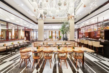 La salle de la Brasserie Lutetia, sol de marbre noir et blanc et grande table en bois