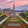 Vue du Mont des Arts à Bruxelles au crépuscule, avec la flèche de l’Hôtel de Ville, siège des institutions européennes qui légifèrent sur les locations de courte durée
